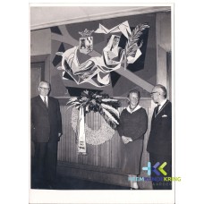 04-12-1961 Oorlogsmonument ontworpen en uitgevoerd door firma Knipscheer aanbieding op gemeentehuis vlnr. dr.Reijers- de ontwerpster burg. Daalderop . Coll HKR F0000017